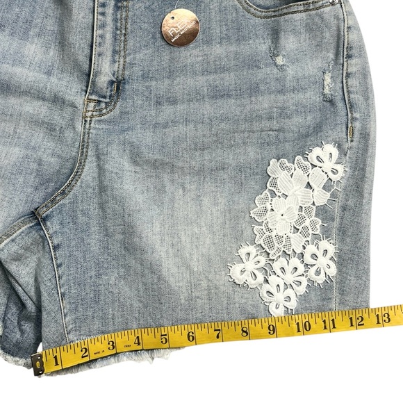 Lane Bryant Jean Midrise Shorts White Applique Lace Detail NWT Size 14 - Picture 6 of 8